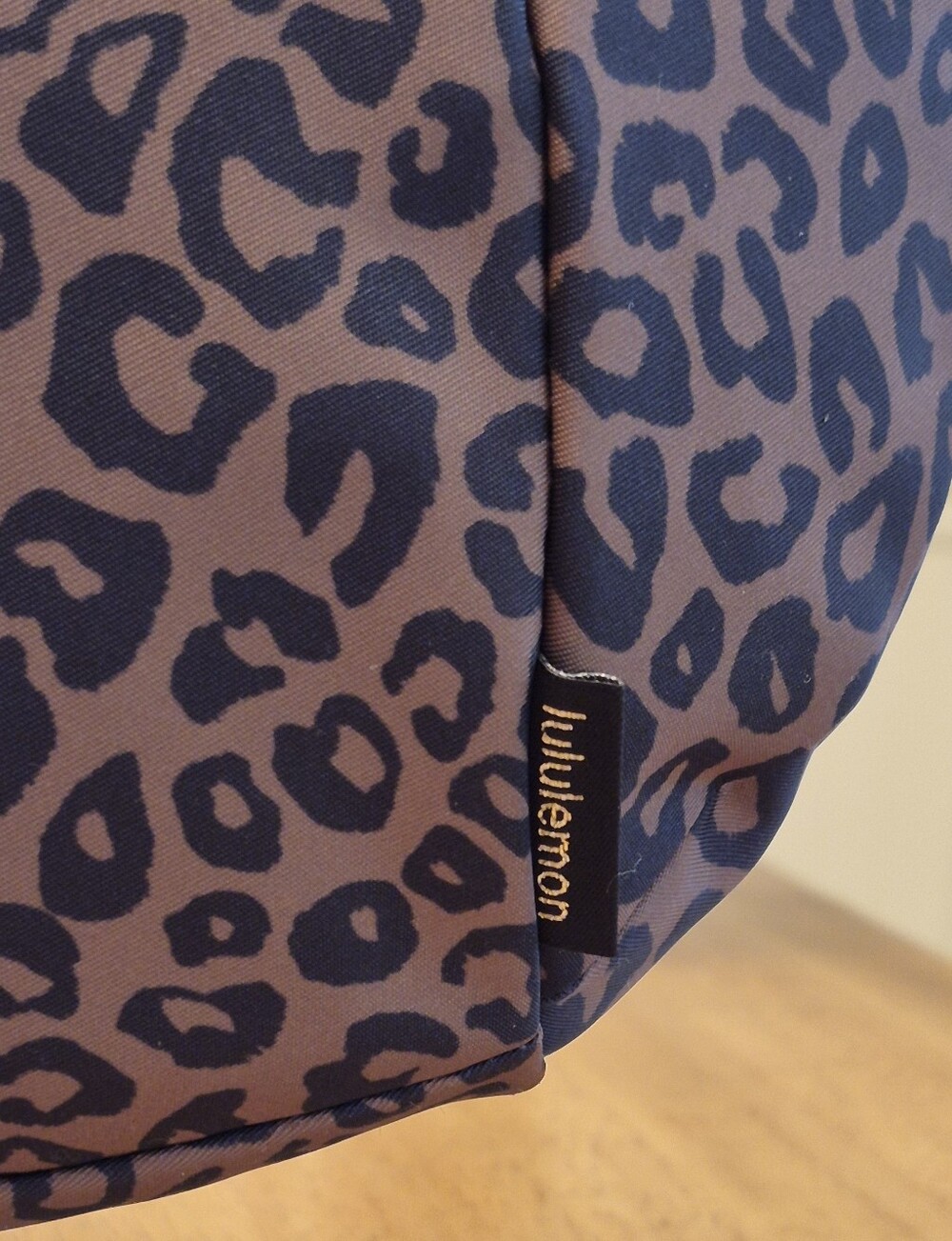 Lululemon Leopard Shift & Desert Khaki Multi Print Slouchy Sling Bag 6L Metal - Picture 6 of 8